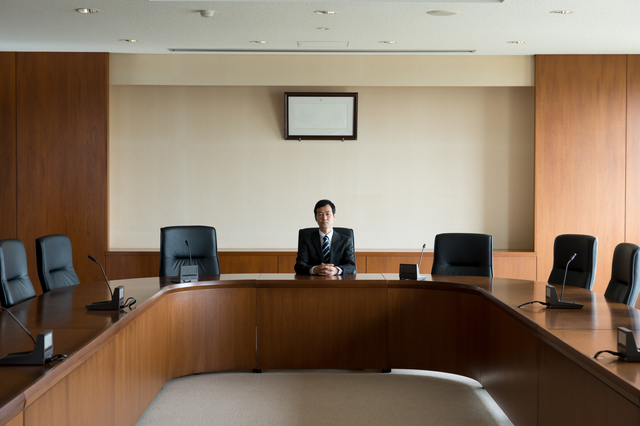 社外取締役の兼任の実情｜兼任の可否から法律上の論点・女性役員の実例も交えて解説